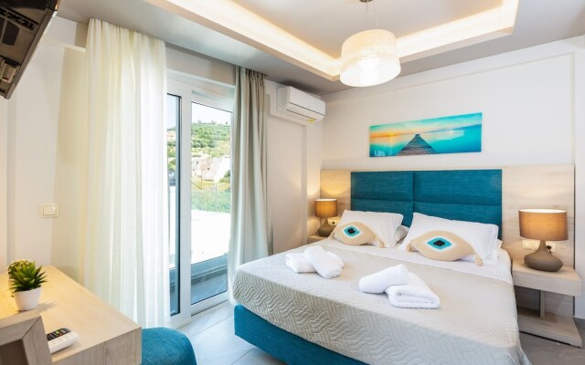 Luxury Suite with Sea View in Akrogiali Luxury Aparthotel