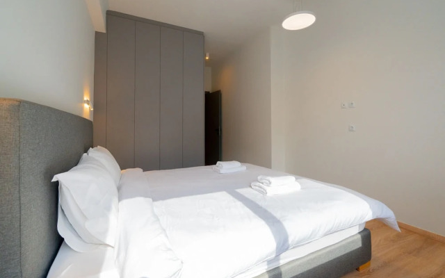 LIV - Luminous Spacious Apartment in Pagrati