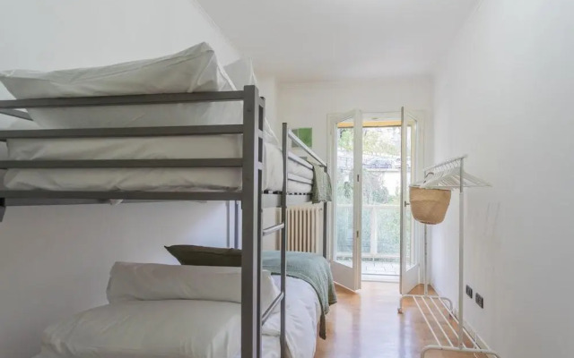 On the Lake - Private Garden Parking