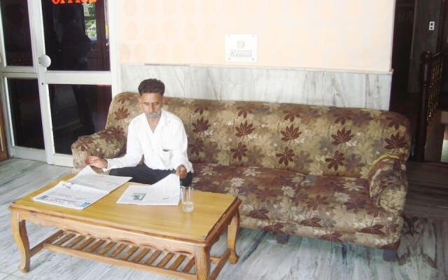 Hotel Moti Mahal by MTMC Rooms