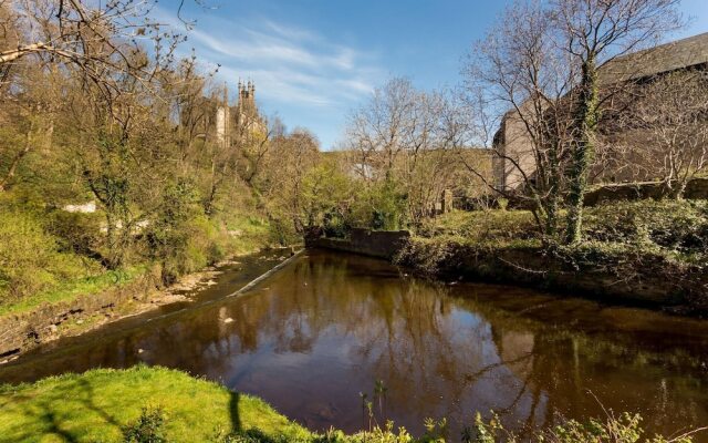 400 Attractive 2 Bedroom Apartment in Lovely Dean Village