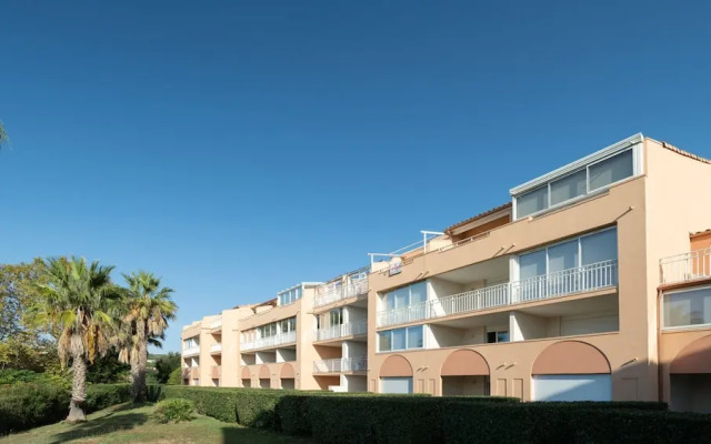 Sunlit Coastal Comfort