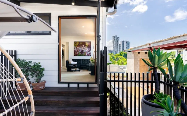 Sophisticated 2-bed Home With Alfresco Dining
