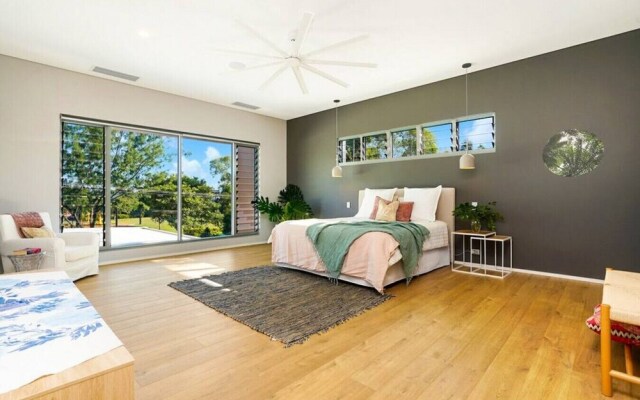 ZENLUX - 5BR Holiday Home with Pool