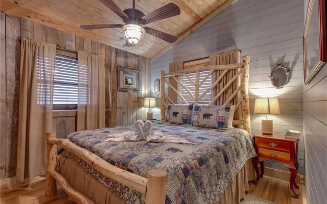 Swiss Bear Haus - Four Bedroom Cabin