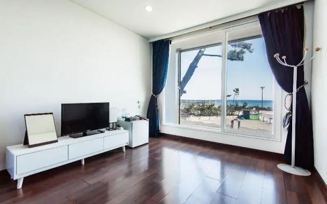 Pinebeach Hotel