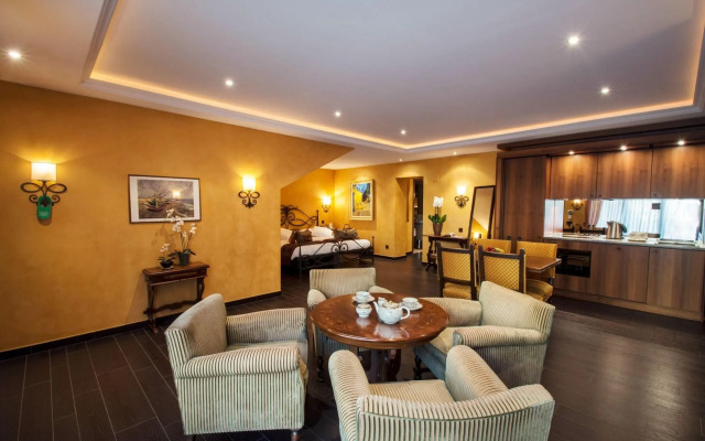 International au Lac Historic Lakeside Hotel