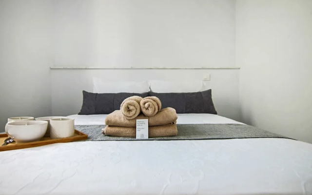 Phaedrus Living: Seaside Executive Flat Harbour 205