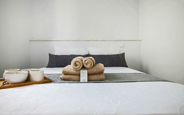 Phaedrus Living: Seaside Executive Flat Harbour 201