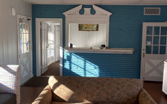 Colonial Manor Motel