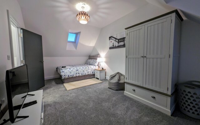 Charming 4-bed House in Newport