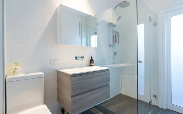 Bright Home in Trendy Newtown Close to the Park