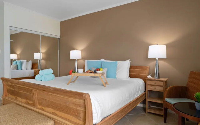Upscale Gated Community Oasis Close to the Beach