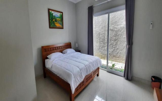 OYO 3906 Dalem Putu Sanjaya Syariah