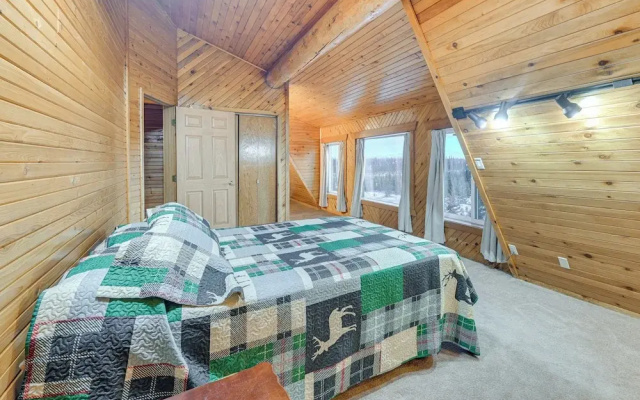< 1 Mi to Kenai River: Spacious Cabin w/ Deck!