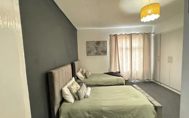 Manchester - House - Sleeps 6 - Parking - Garden