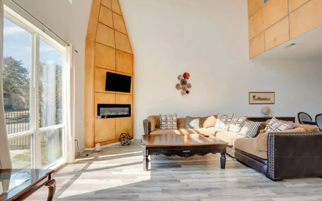 Spacious Lake Highland Townhome W/ Pool!