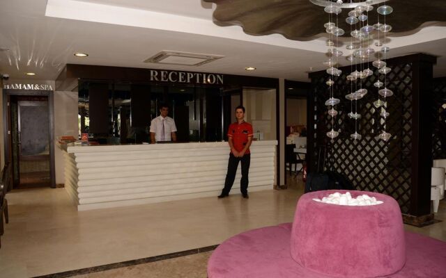 Adella Side Hotel