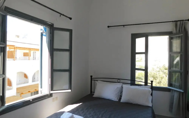 Perissa Art Villa - Kitchen & Washing Machine