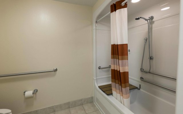 Red Roof Inn PLUS+ Long Island - Garden City