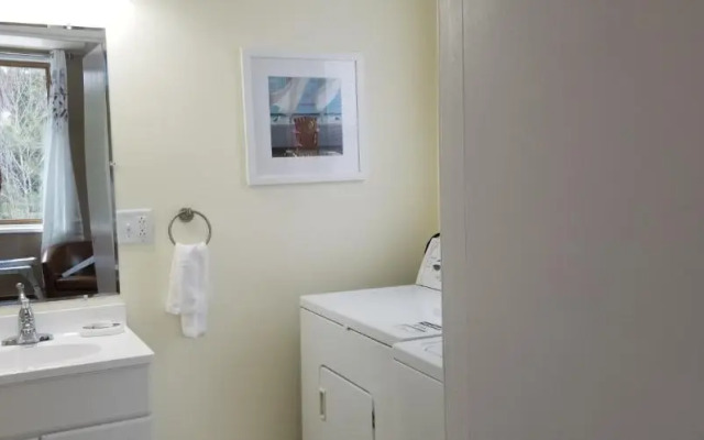 Mountainside Hideaway Cottage & Suites