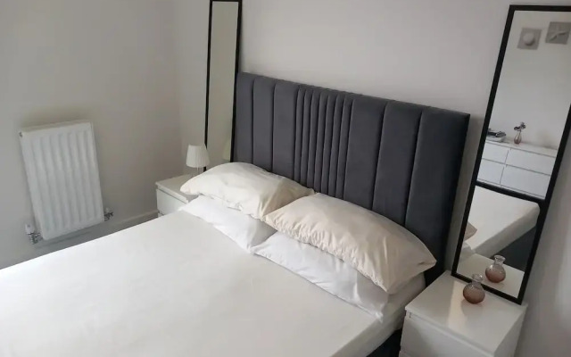 Room-charming Loughton Apartment With Ba