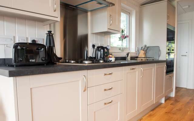 Super King Lodge-sleeps 2-hottub-sea View