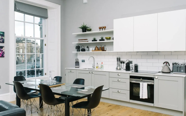 BNBbuddy Apartments - Huge 5* Georgian Apartment - Great Location