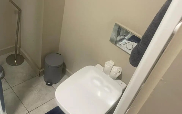 Modern Stylish 2 bed Apt Great Transport Links