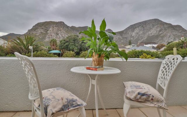 Hermanus Beachfront Lodge