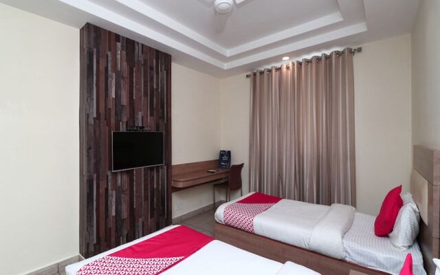 OYO 4477 City Square Hotel