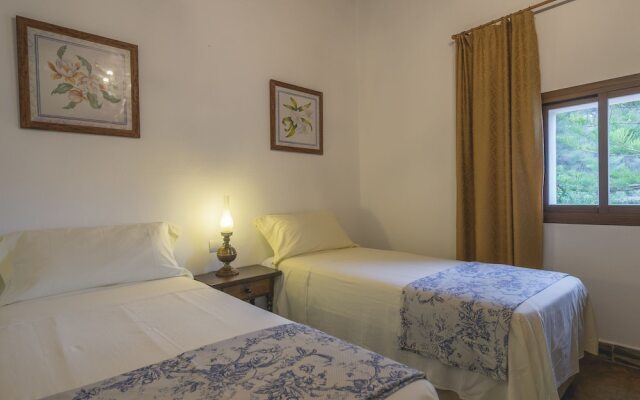 Magnificent Country House With Garden and Private Pool Onheinde