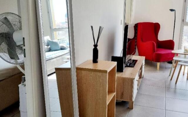 Nice 40m With Wifi Balcon Near The City
