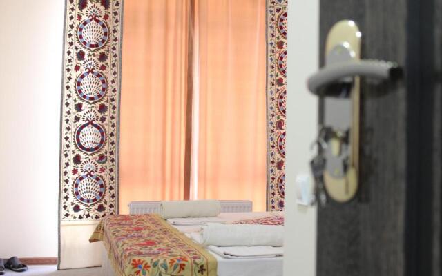 Guest House Ruslan Nurata & Tours