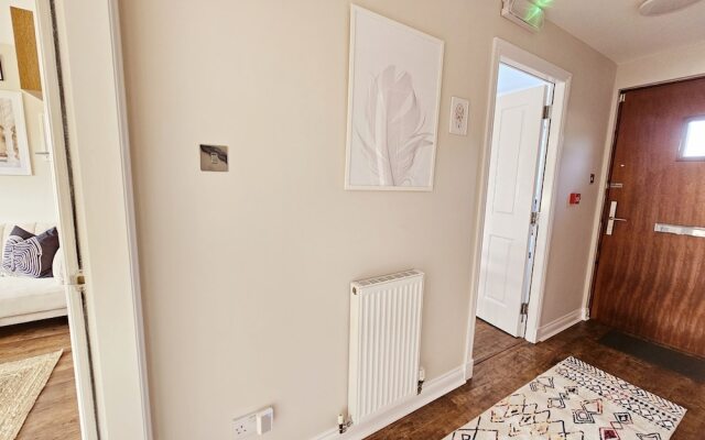 Modern 5 Bed Townhouse with Free Parking