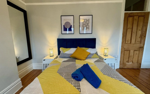 Large CityCentre Townhouse & Pool Table with Offroad Parking