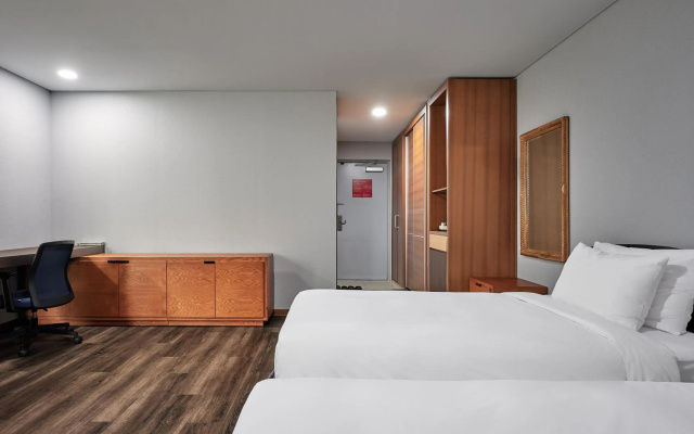 Ramada Hotels & Suites Seoul Namdaemun - Image 7