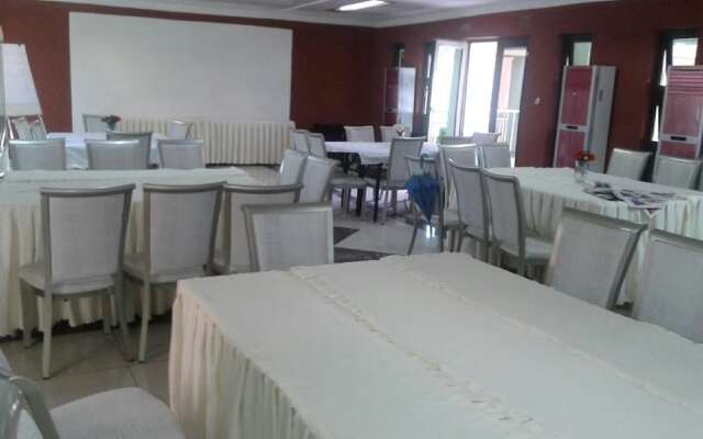 Gumare Executive Lodge