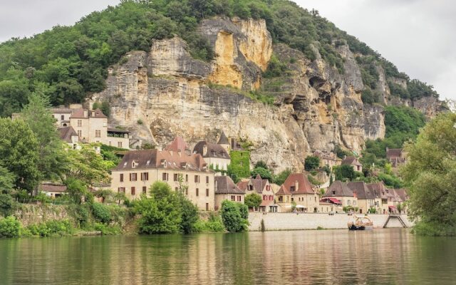 Modern Holiday Home in Marquay with a Private Swimming Pool