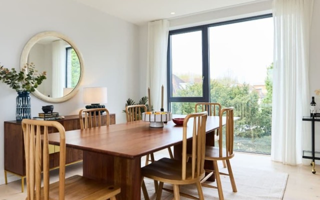 The Brondesbury Hideaway - Stylish 3bdr Flat With Balcony Parking