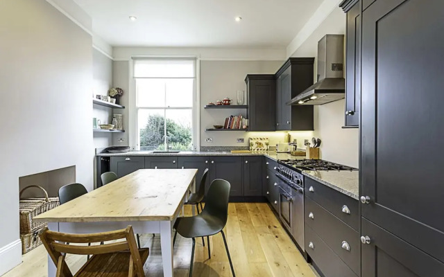 Bermondsey Bliss: Views, Comfort, and City Access!