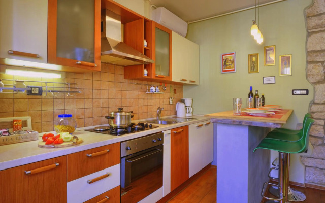 Top Center Apartment