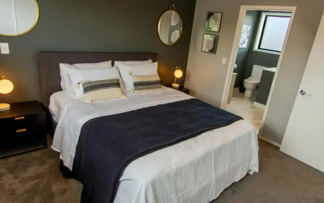 Art Deco 2 bed by Latimer Square