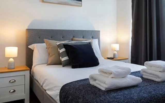 Modern 1-Bedroom Apartment, beach 5-min walk, free parking