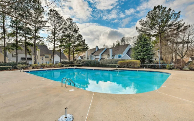 Chic Charlotte Townhome w/ Community Pool