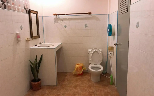 Jungle Hut Bungalows & Hotel