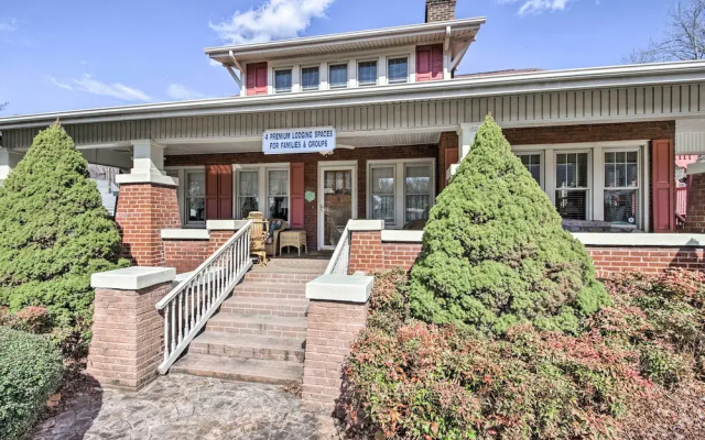 Damascus Home w/ Fire Pit & Views, Walk to Shops!