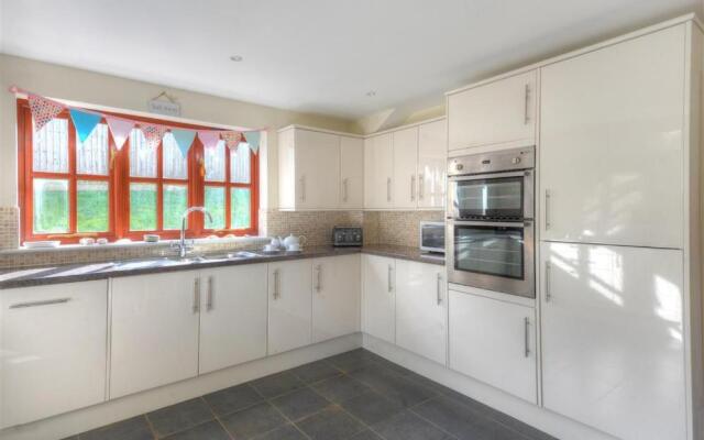 28 Barnes Meadow