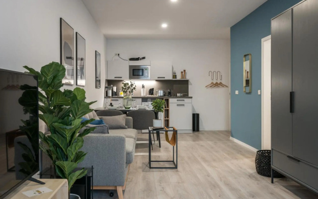 BRIGHT: Stylish & Central - Kitchen - Netflix