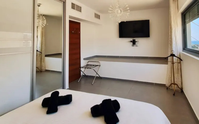 2BDR Roof Top Sea View Neve Tsedek TL56